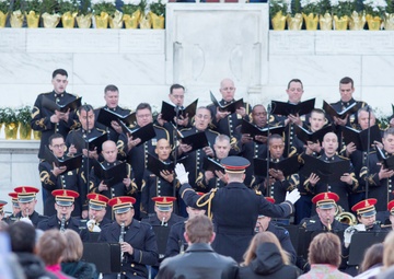 Annual Easter Sunrise Service draws crowds to Arlington National Cemetery