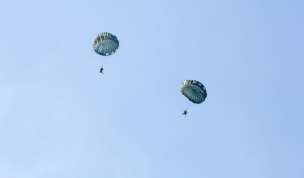 Riggers with Air Delivery perform jump exercise