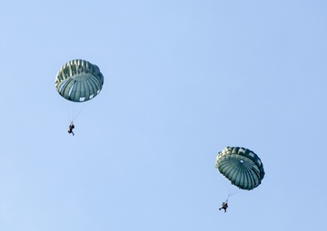 Riggers with Air Delivery perform jump exercise