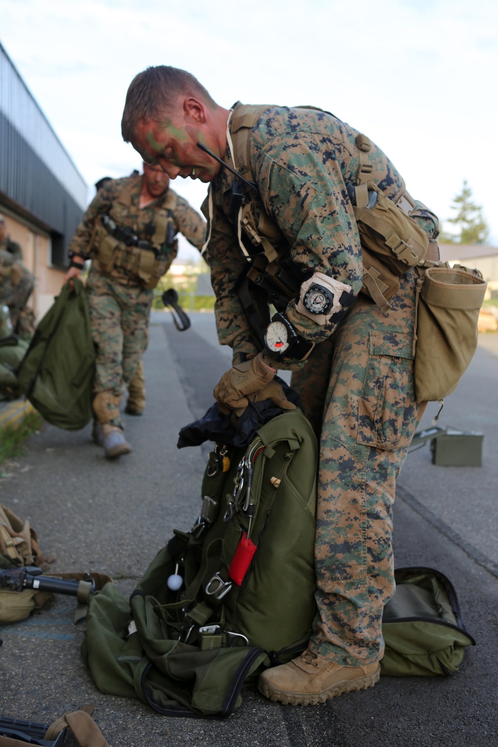 Reconnaissance Marines execute free-fall jumps