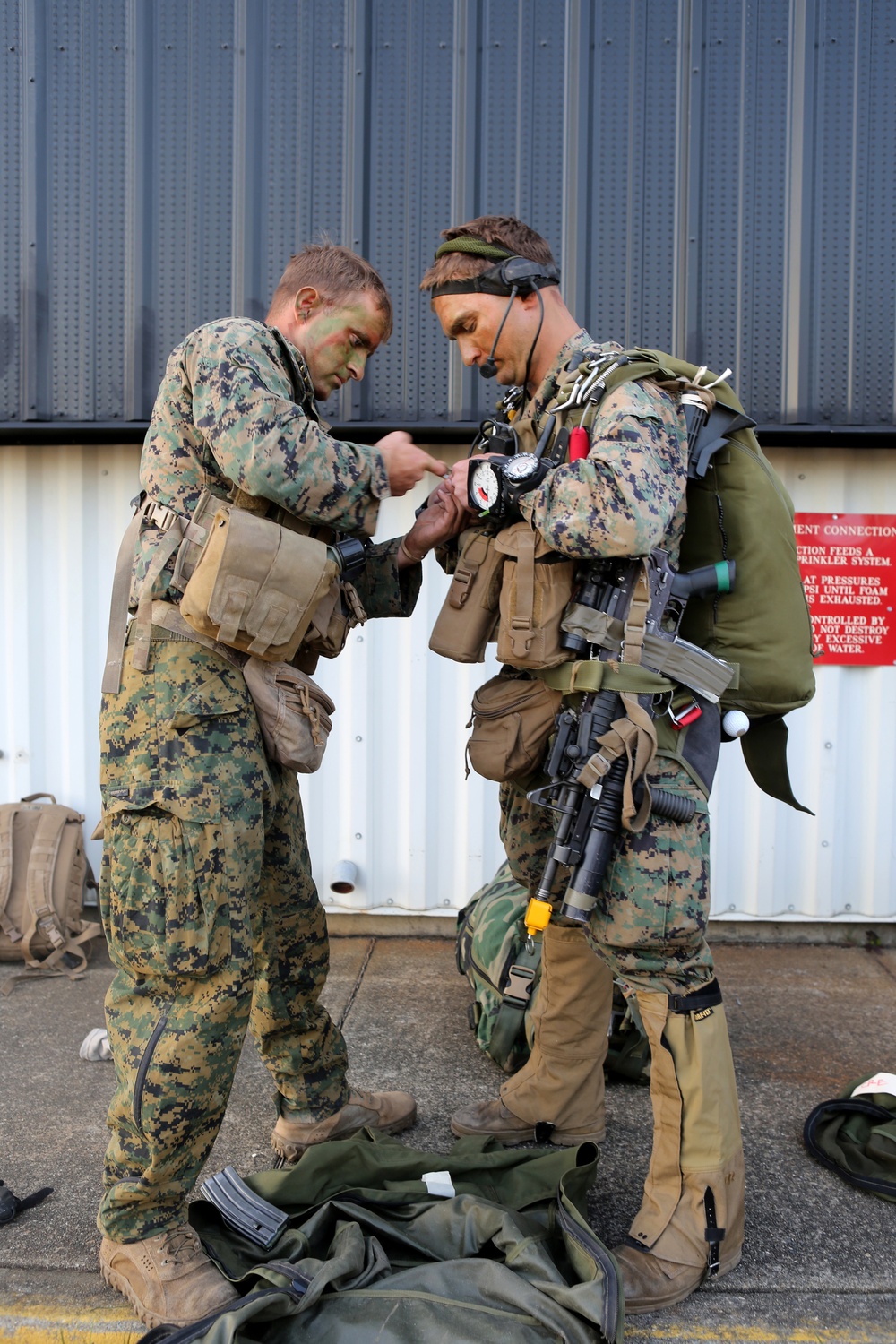 Reconnaissance Marines execute free-fall jumps