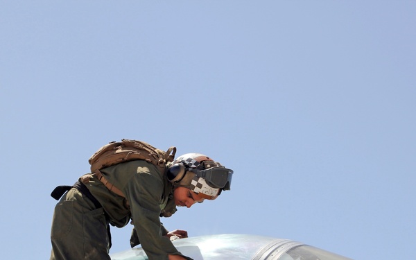 VMM-163 refuels midair during WTI