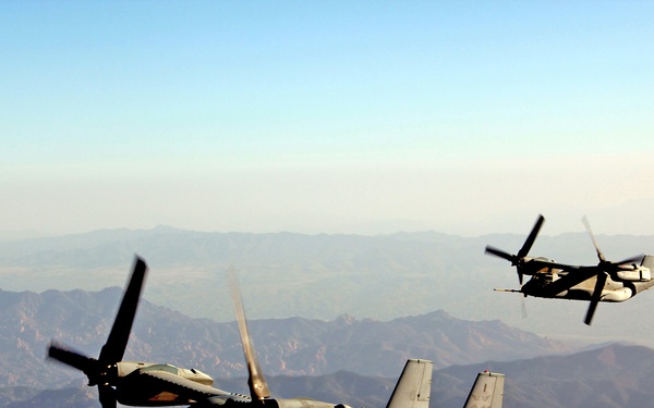 VMM-163 refuels midair during WTI
