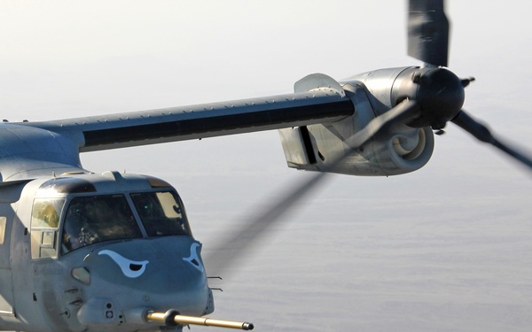 VMM-163 refuels midair during WTI
