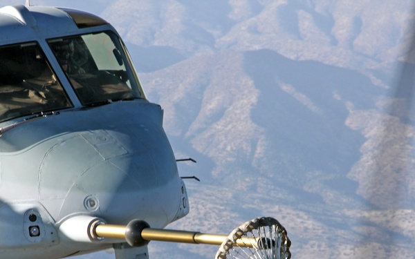 VMM-163 refuels midair during WTI
