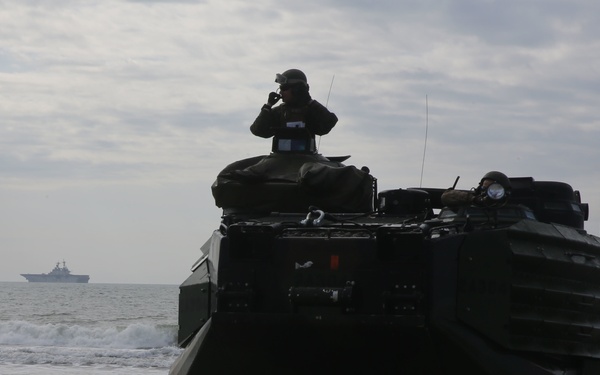 1/6 conducts ship-to-shore assault