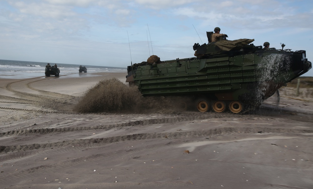 1/6 conducts ship-to-shore assault