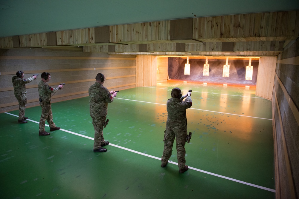 British forces shoot Glock pistols at US Army range