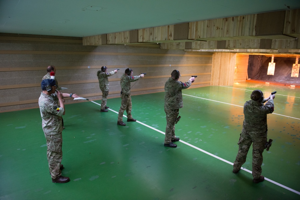 British forces shoot Glock pistols at US Army range