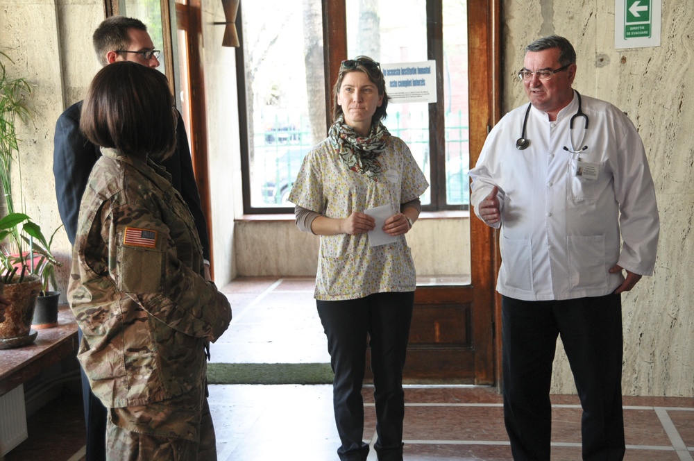 2/2 combat medics visit Romanian hospital and school