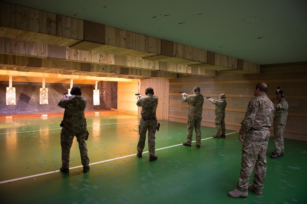British forces shoot Glock pistols at US Army range