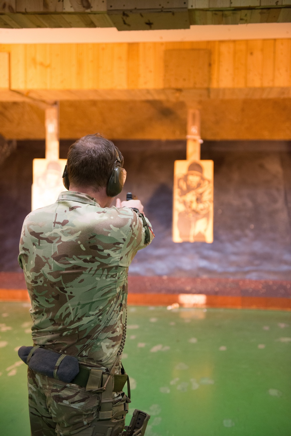 British forces shoot Glock pistols at US Army range
