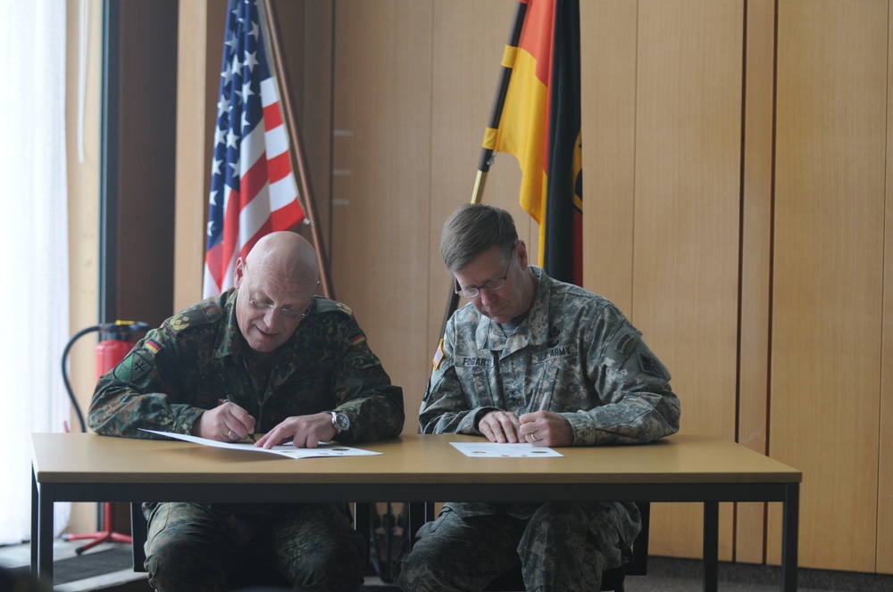 US Army Cyber Center of Excellence commander talks cyber with German signal soldiers