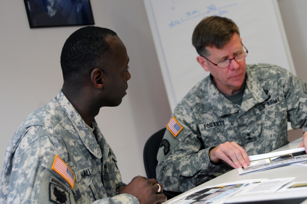 US Army Cyber Center of Excellence commander talks cyber with German signal soldiers