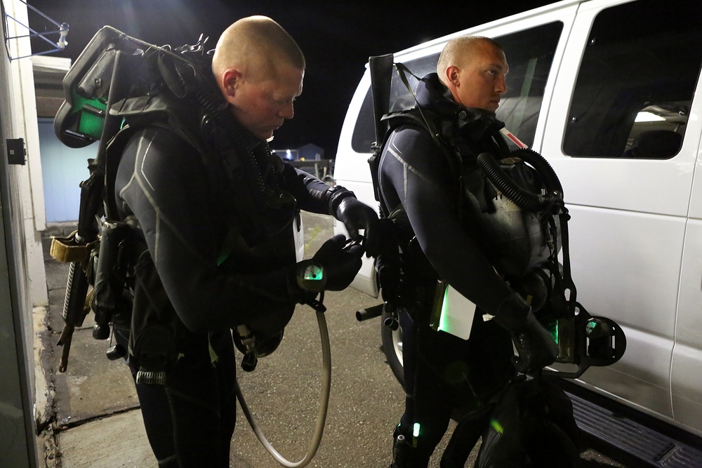 Marine combat divers execute clandestine dive mission