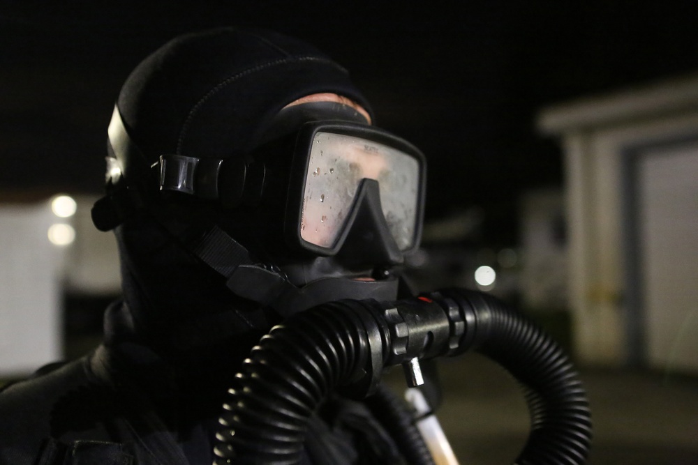 Marine combat divers execute clandestine dive mission