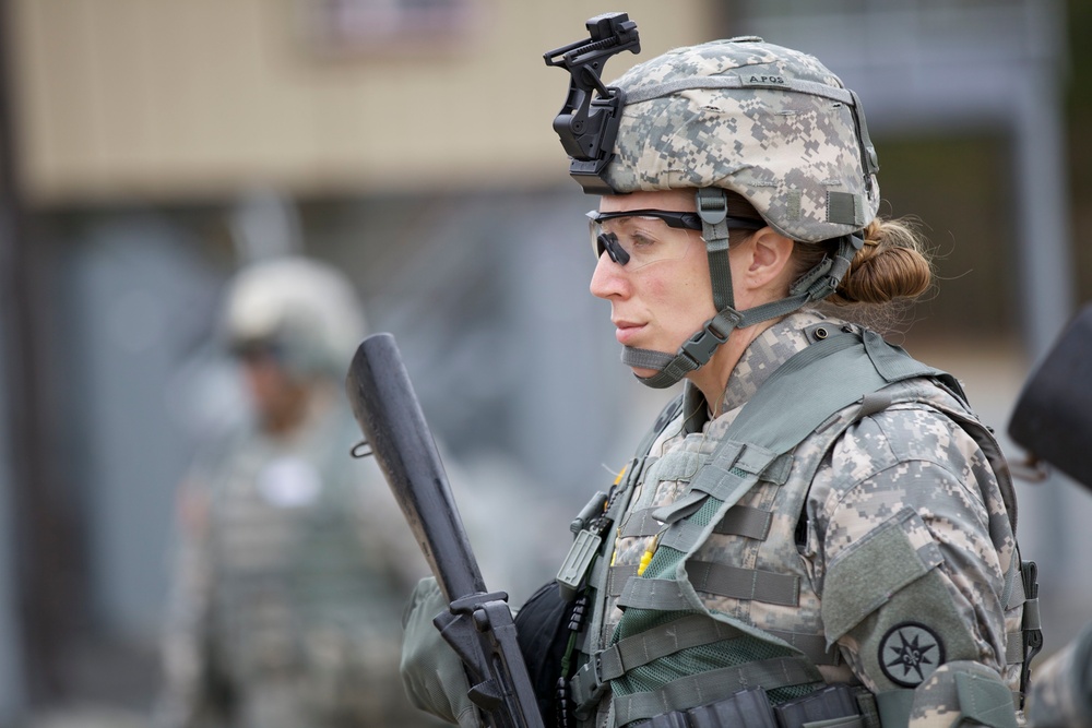 DVIDS - News - Female soldiers set sights on special operations