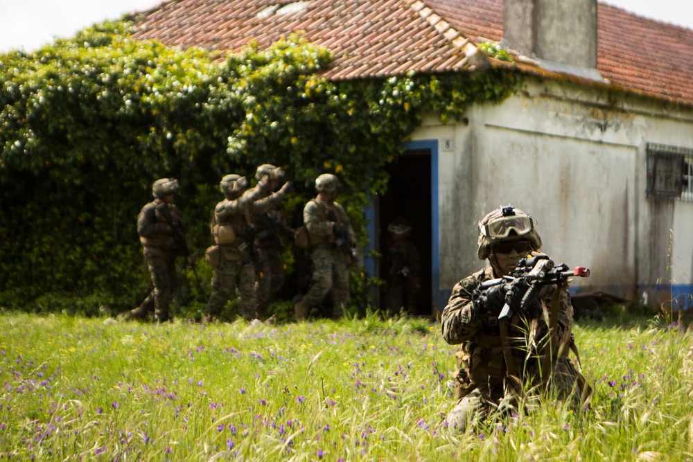 Marines and Fuzileiros assault compound simultaneously