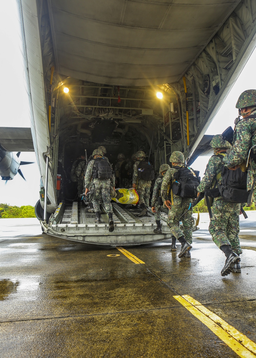 Philippine Marines Catch a C-130