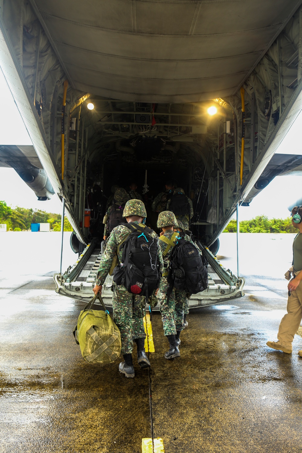 Philippine Marines Catch A C-130