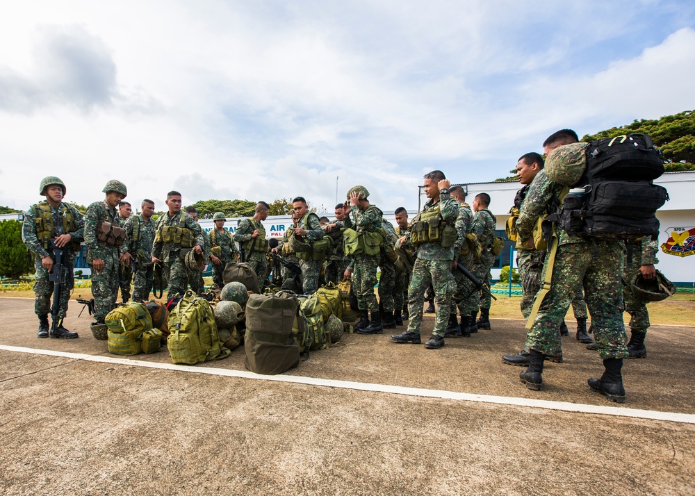 Philippine Marines Catch a C-130