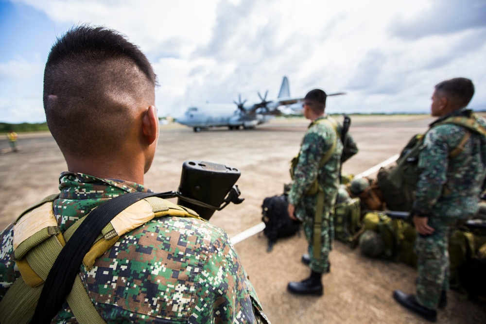 Philippine Marines Catch a C-130