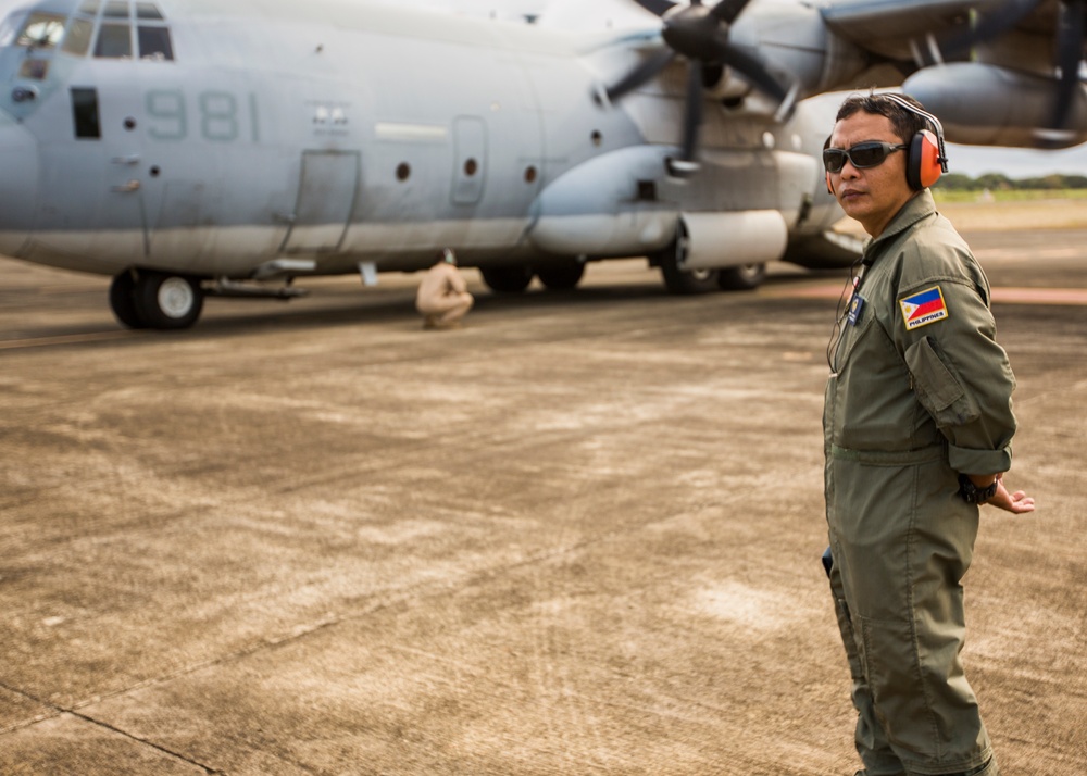 Philippine Marines Catch a C-130