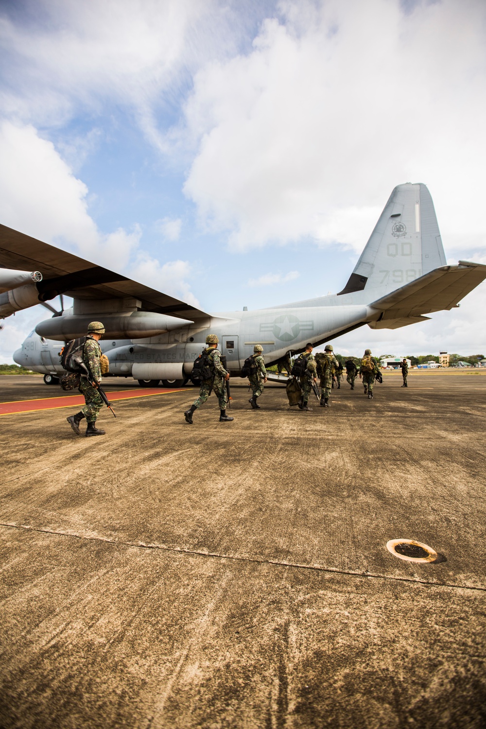 Philippine Marines Catch a C-130