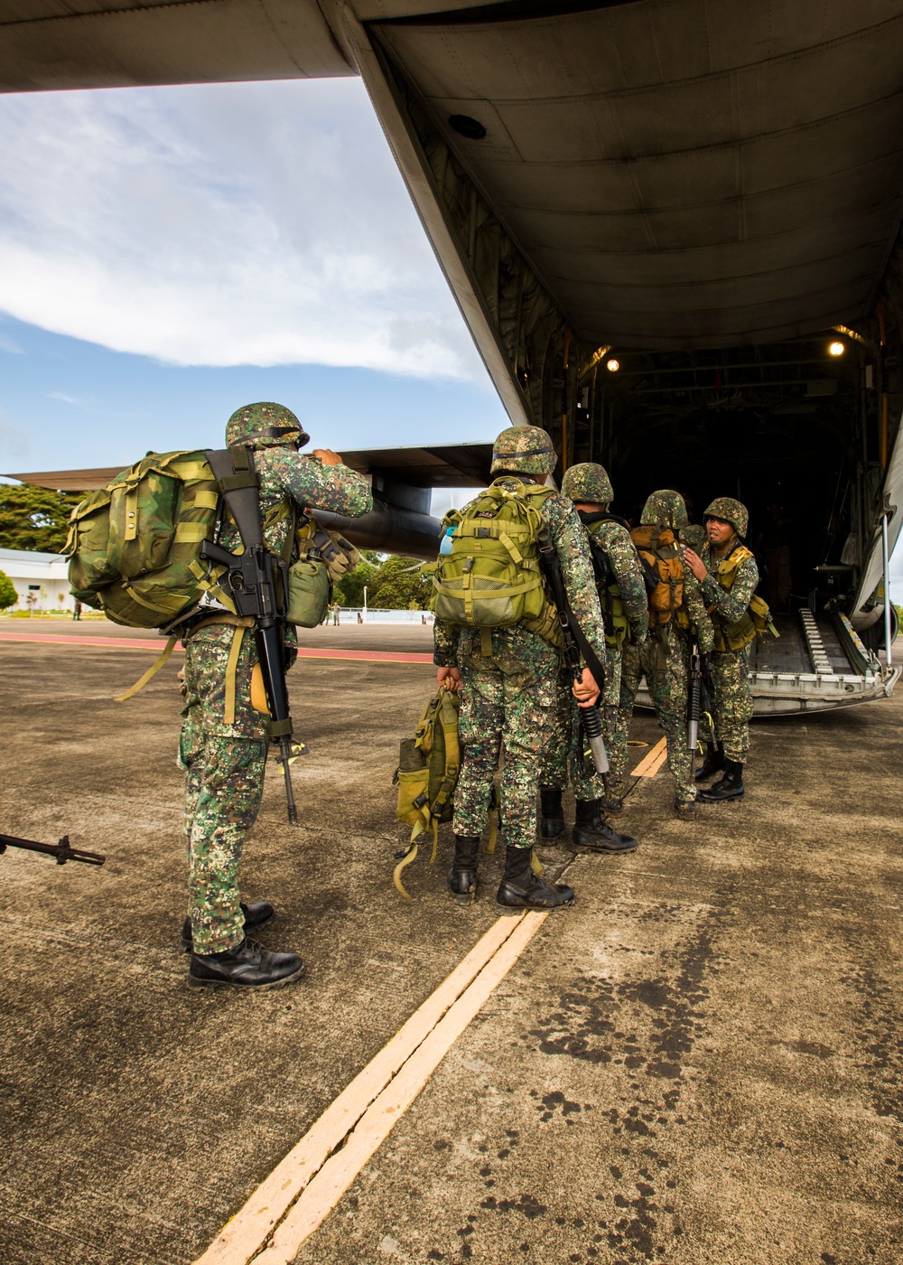 Philippine Marines Catch a C-130