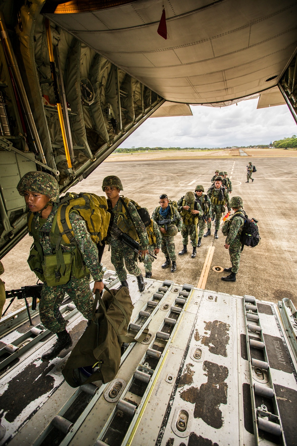 Philippine Marines Catch a C-130