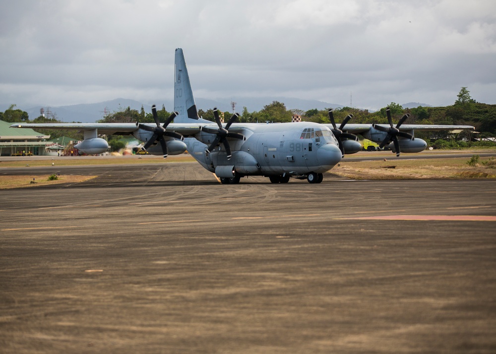 Philippine Marines Catch a C-130