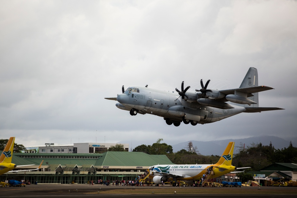 Philippine Marines Catch a C-130