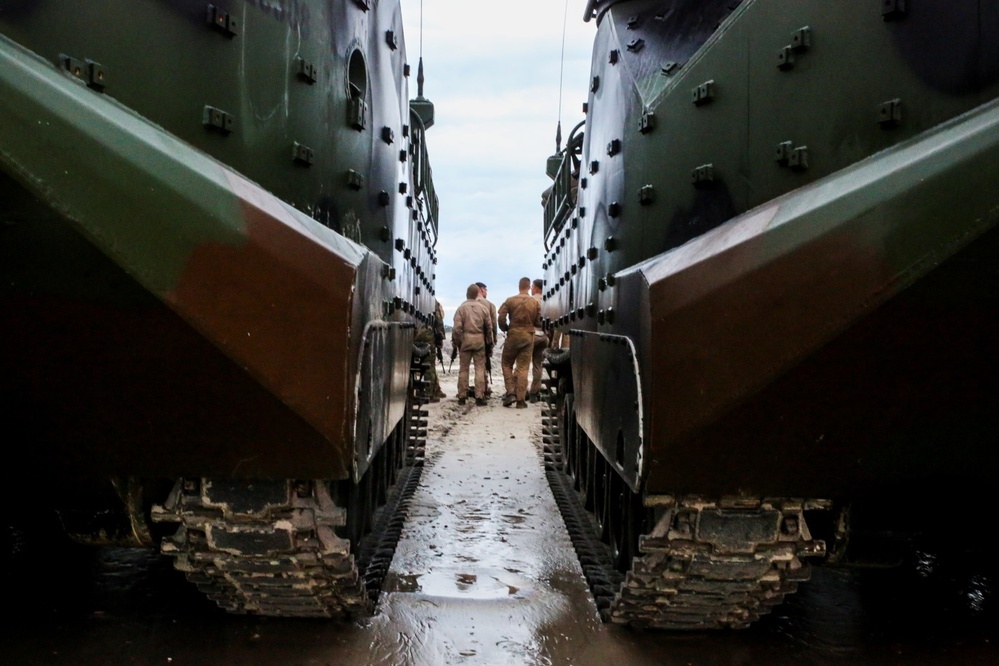 Marine Corps, Navy train for amphibious operations