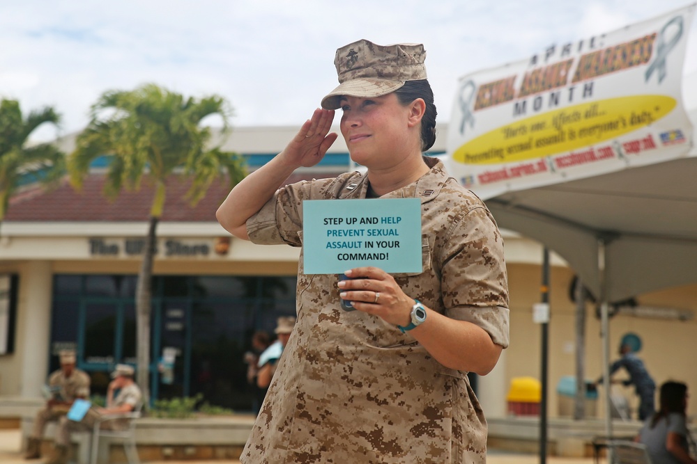 Marines, Sailors freeze, raise awareness