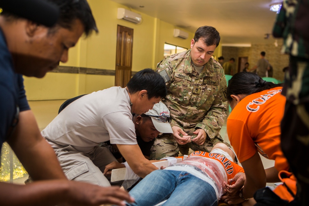 Triage the victim! Philippine and U.S. Forces conduct First Responder Training