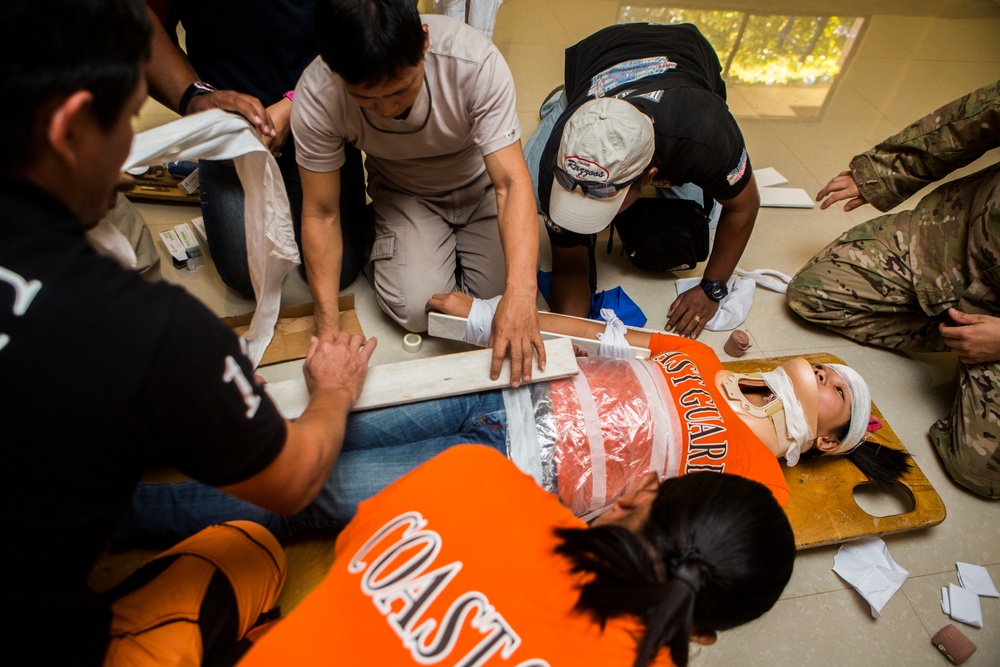 Triage the victim! Philippine and U.S. Forces conduct First Responder Training