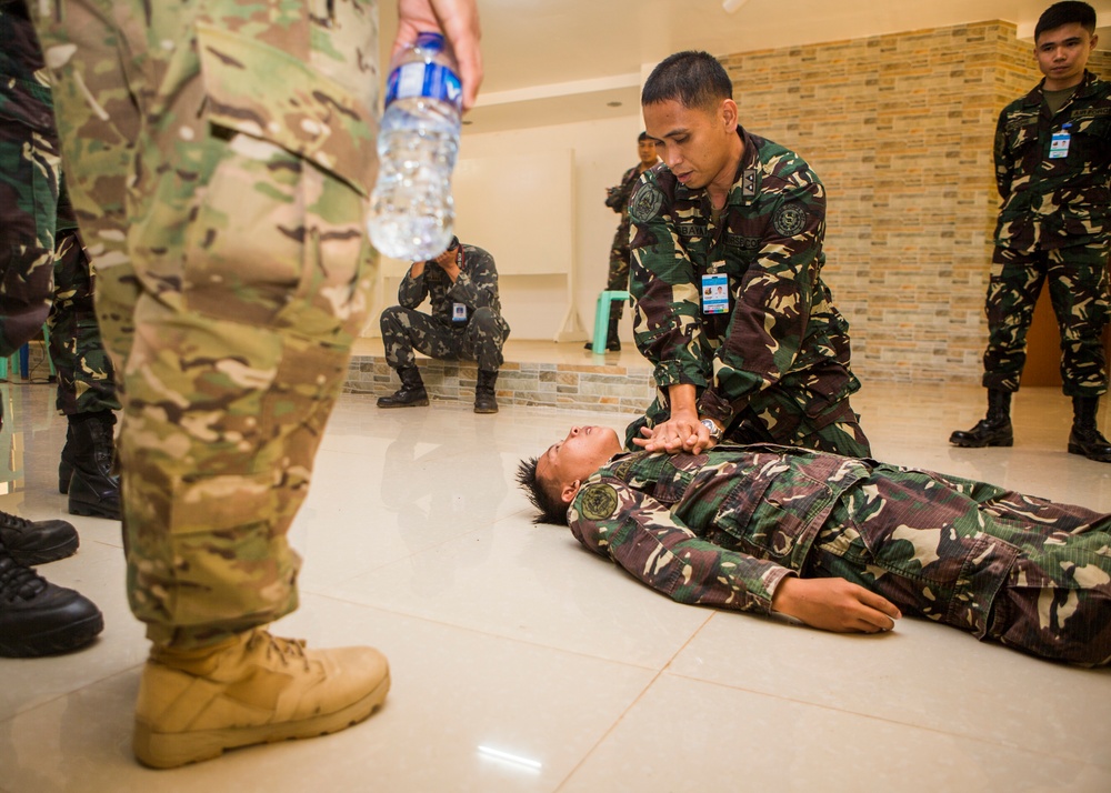 Triage the victim! Philippine and U.S. Forces conduct First Responder Training