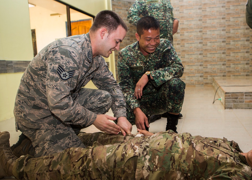 Triage the victim! Philippine and U.S. Forces conduct First Responder Training