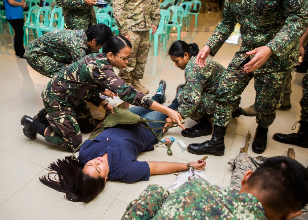 Triage the victim! Philippine and U.S. Forces conduct First Responder Training