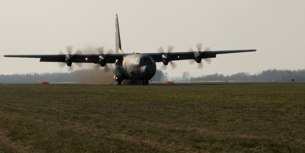 Polish, US Airmen practice tactical landing