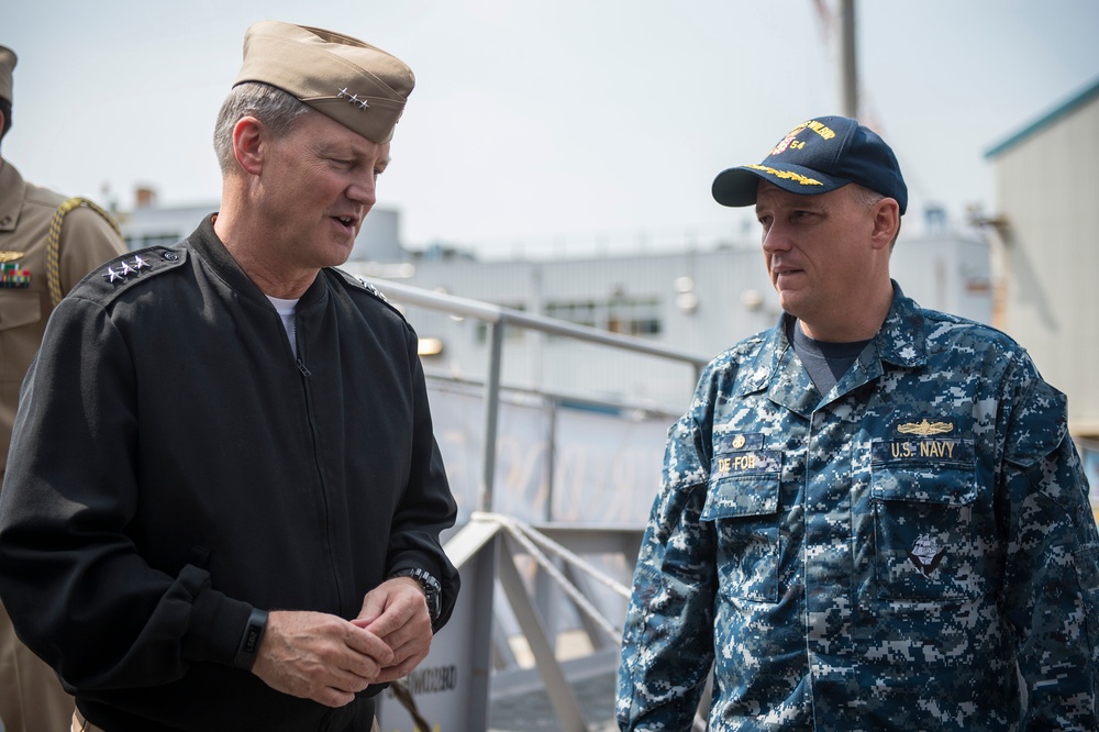 7th Fleet commander visits USS Curtis Wilbur