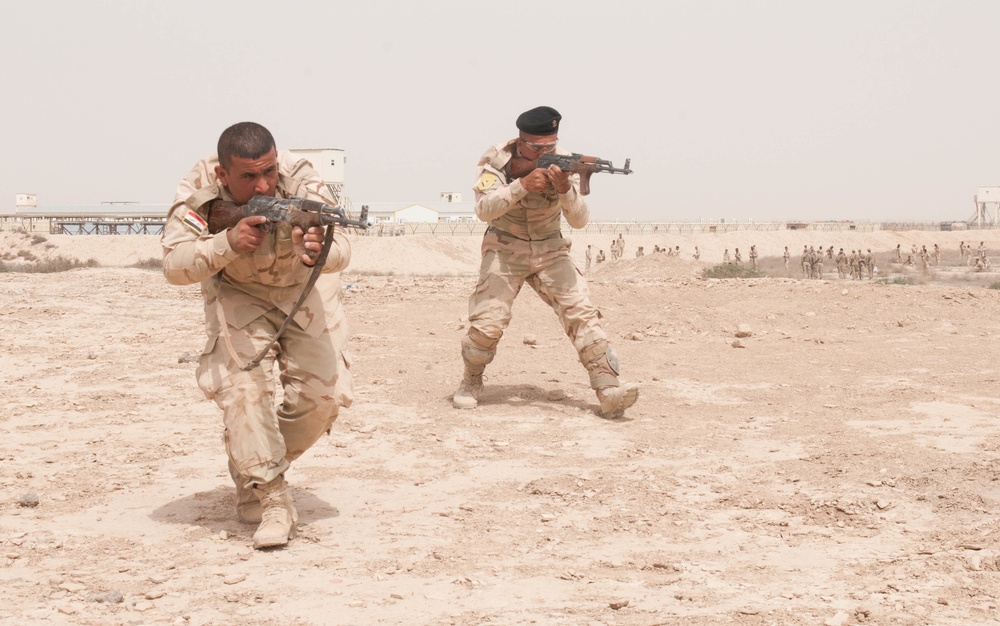 Iraqi soldiers train to reclaim lost territory