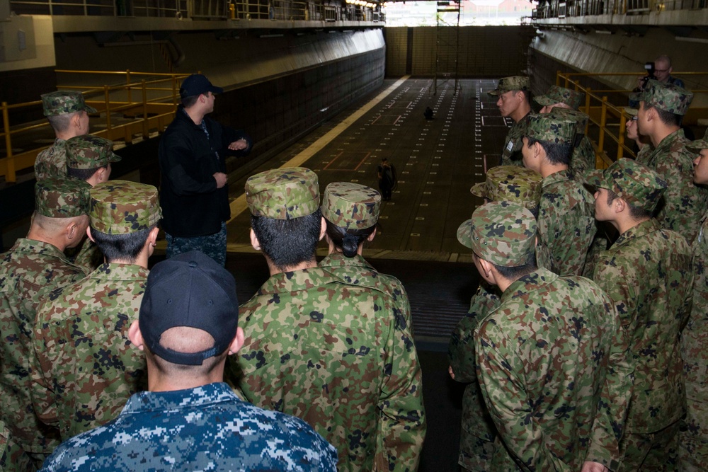 USS Bonhomme Richard: JGSDF students tour BHR