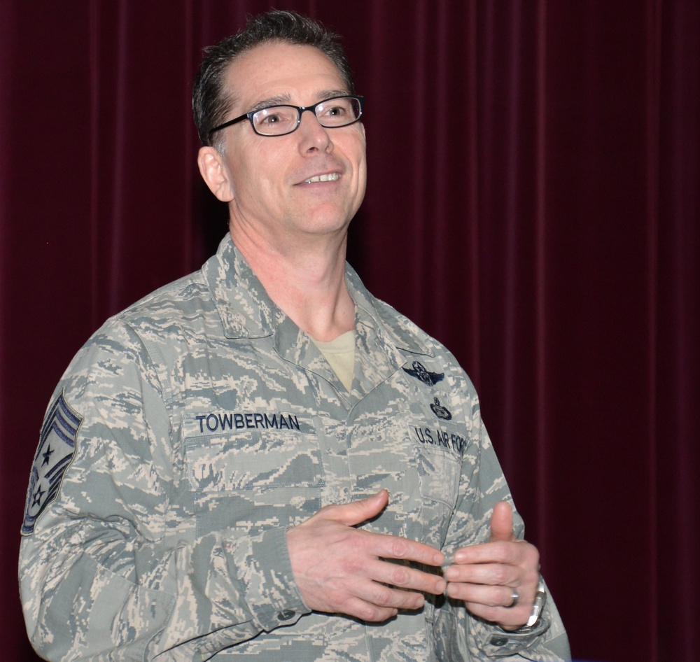 25th Air Force command chief speaks with Team Mildenhall Airmen
