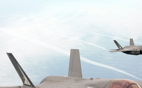 JSF pilots practice refuels, hone vital capability