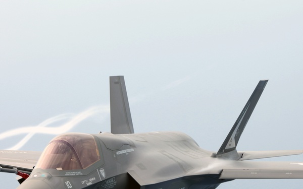 JSF pilots practice refuels, hone vital capability