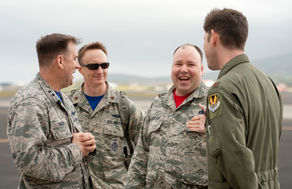 Maj. Gen. Christopher Bence visits Lajes