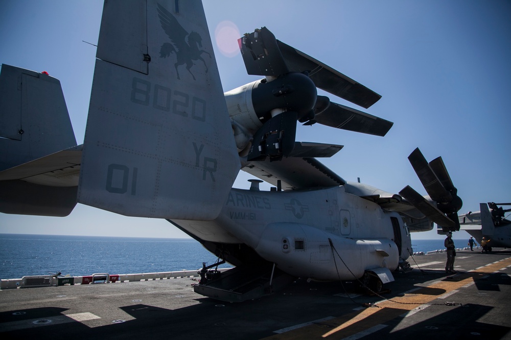 US Marines use cutting edge communication systems at sea