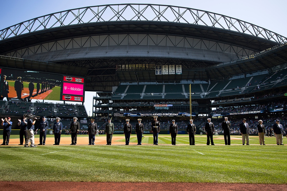 Seattle Mariners honor military during Salute to Armed Forces baseball game