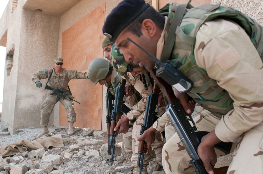 Iraqi soldiers train to reclaim lost territory